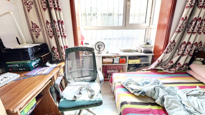 水岸花城精装大一居，一层进出方便-卧室B