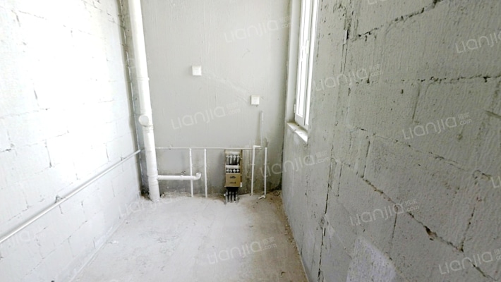 此房次高楼层，视野宽阔，采光好南北通透-厨房