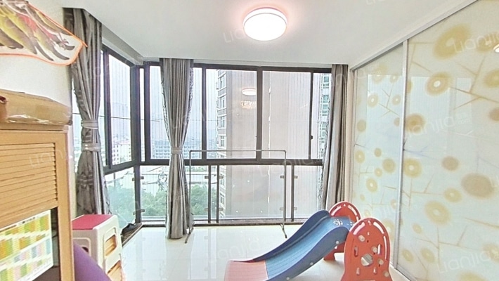 尚邦领域精致两房，楼下就是香江百货-阳台