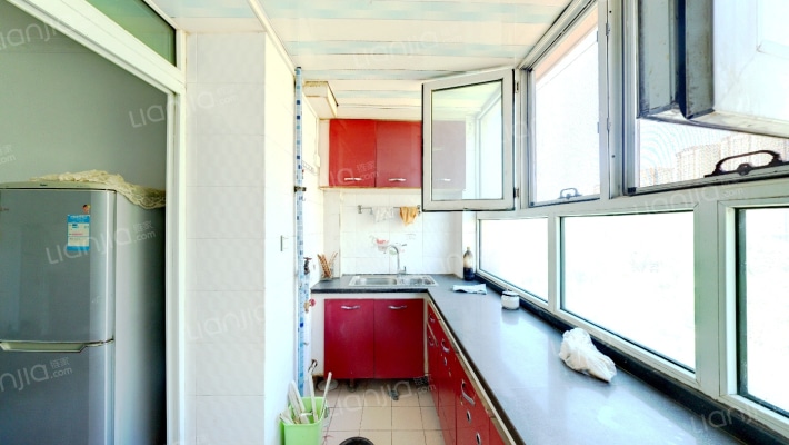 户型通透 位置便利 采光良好 精装两室 拎包入住-厨房