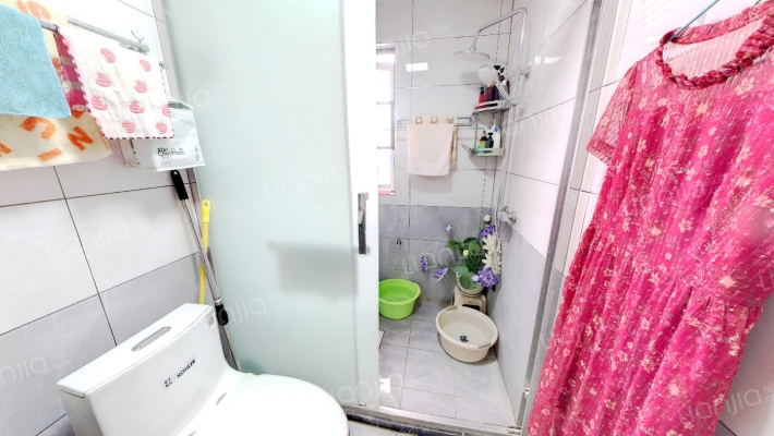 这个房位于江北区域，楼层好，公摊面积小-卫生间