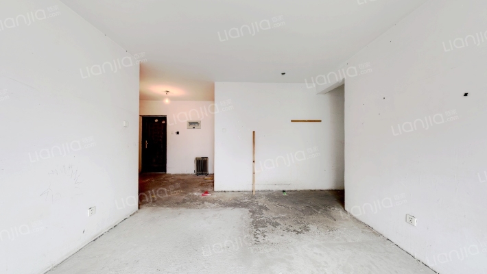 此房子房本满二 次底层的房子，电梯房。-客厅