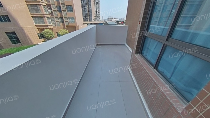 滨江豪境全新精装修3房2卫，有两个大露台，配套齐全-阳台