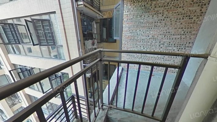 银泰红城8期，电梯中层朝南，三房两厅两卫双阳台-阳台