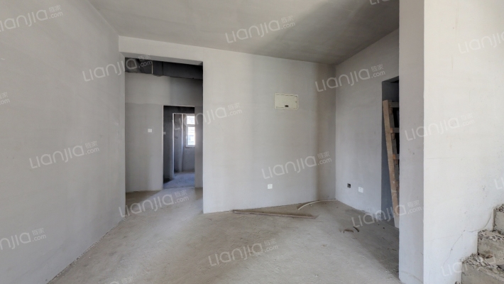 此房满五唯一，有车位，有两个露台，看房方便，采光好-客厅B