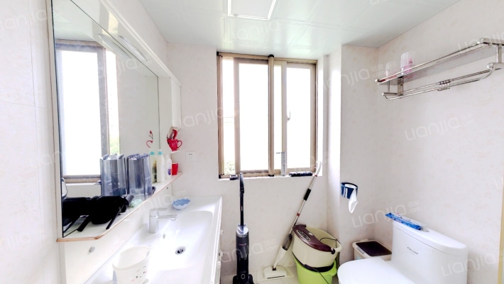海门中南世纪锦城，三室两卫自住装修，看房提前联系-卫生间B