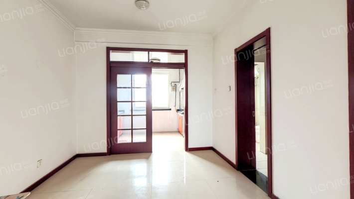 市区板楼社区 楼龄新 集中供暖 通透大三居 业主急售-餐厅