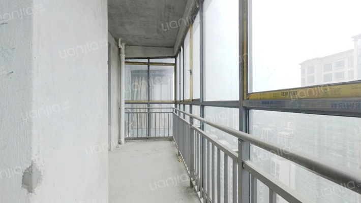 华新市祝融小 学旁 毛坯两房 户型方正电梯中层 可按揭-阳台