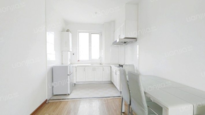 南北通透 中高楼层 采光好 无遮挡 简单装修-餐厅