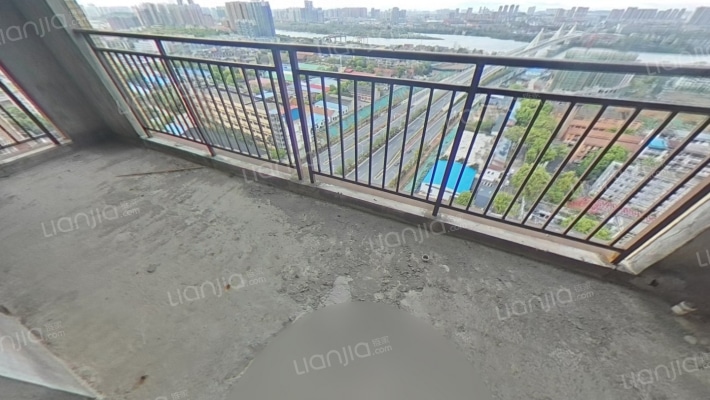 自带游泳池和幼儿园，户型方正，大阳台，可看江-阳台