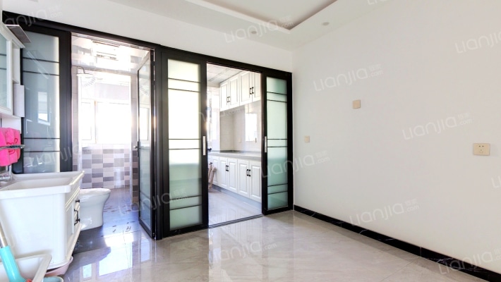 满五年，南北通透，新装修没住过，集中供暖，得房率高-餐厅