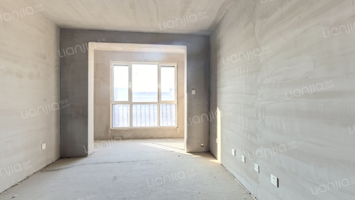 北边是钻石购物广场，影院，小区楼下自带底商-客厅