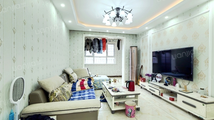 精装修 南北通透三居，楼间距大 70年产权-客厅