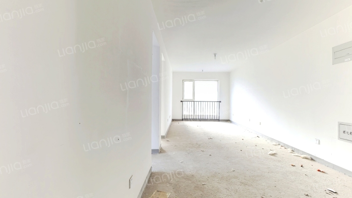 急售，东南向两居室，带车位，转角飘窗-客厅