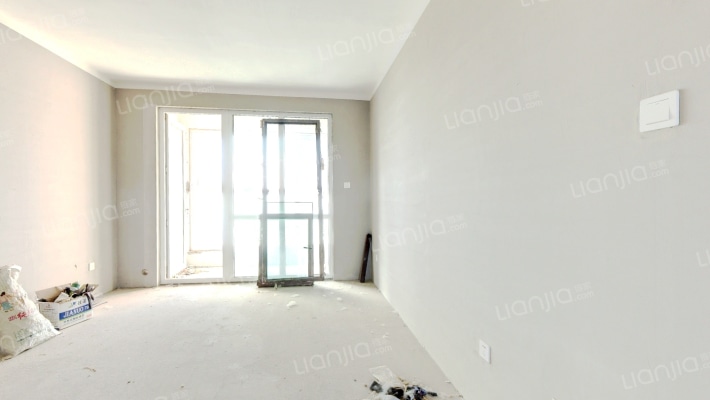 南北三居，毛坯随意装修，业主诚意出售-客厅