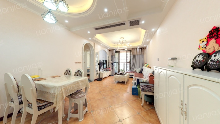 融创凡尔赛领馆二期二手房实景图