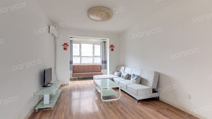 此房格局户型方正，中间楼层，带装修 南北通透-客厅