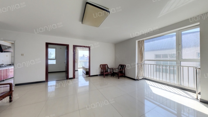 全南向二居，中档装修，业主诚心出手。-客厅