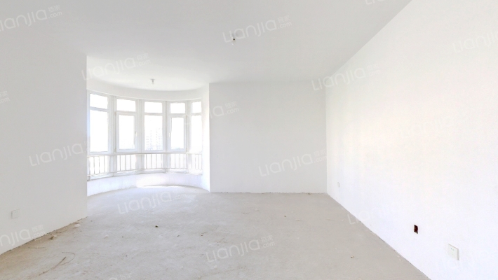 小区特点安保设施好，带飘窗大三居-客厅