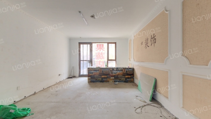 南北通透大三居，双卫，一层带院，-客厅