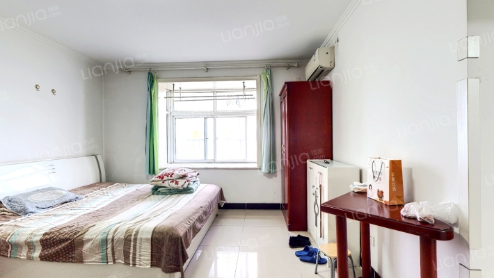 此房电梯房，中间楼层，采光充足-卧室