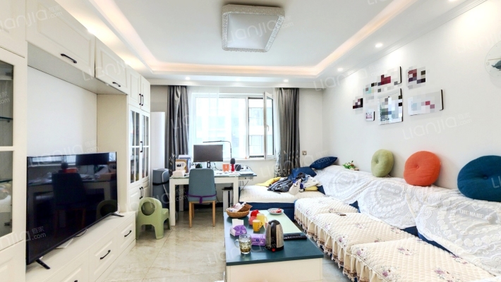 南北通透好户型，小区干净整洁，房本满二-客厅