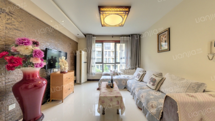 普罗旺世塞纳维斯二手房实景图