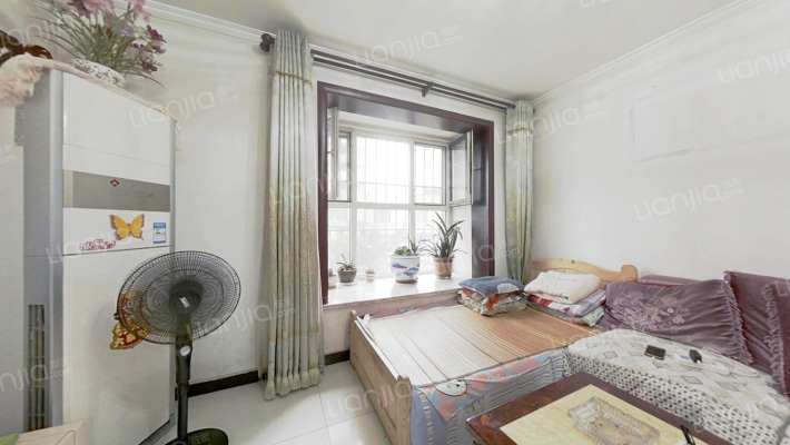 华阳路联合一号院精装两居。本满二年。-客厅