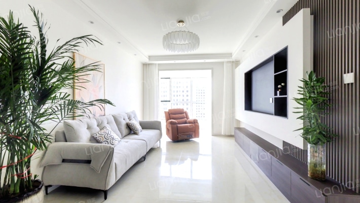 房子属于朝南两居中间楼层，户型方正没有浪费空间。-客厅