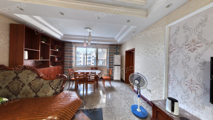 龙庆街二手房实景图