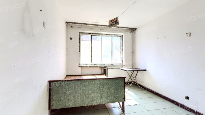 紫荆小区位于华阳路主路旁边，交通购物方便-卧室B