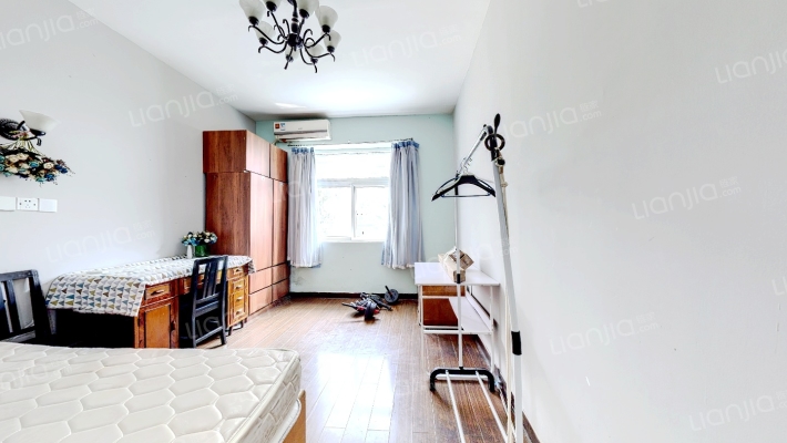 体育场路2-70号二手房实景图