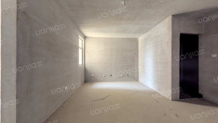 房子属于南向小三居，中间楼层，毛坯房-客厅