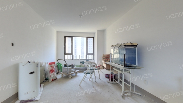 高铁旁边，交通方便，南北通透大三居-客厅