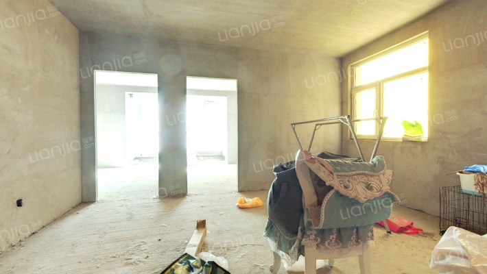 毛坯随意装修，中间楼层，房本满二。-客厅