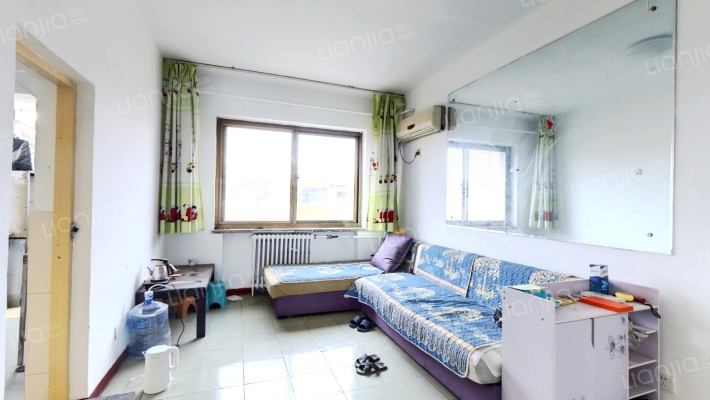 此房满五 一梯两户 简单装修  位置好-客厅