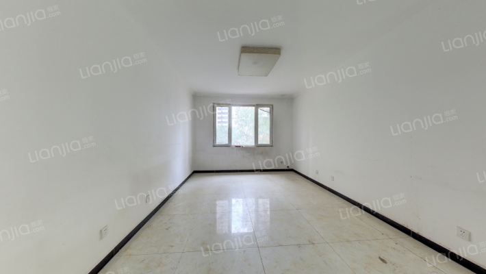 满二，三居室，集中供暖，采光好，优质房源！-客厅