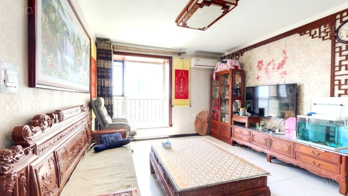 房子南北通透三居，房子户型方正没有浪费空间。-客厅