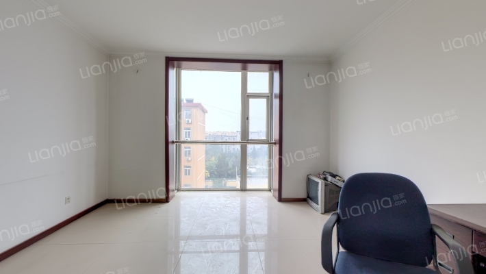 市区板楼社区 楼龄新 集中供暖 通透大三居 业主急售-客厅