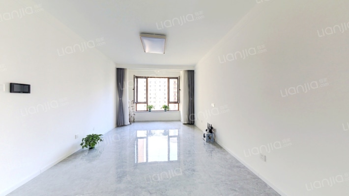 精装修，业主自主一年，保养好，可当新房入住-客厅