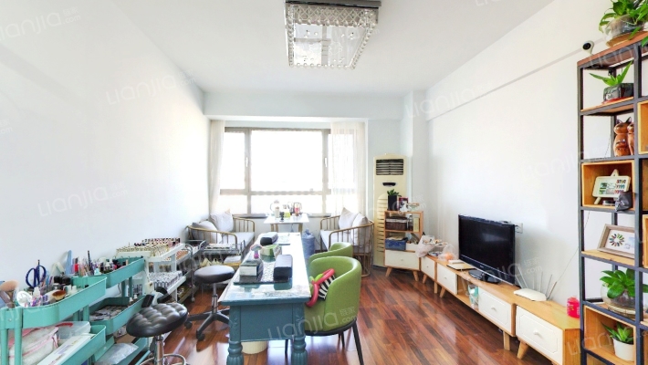 业主诚心出售。好楼层。采光好。主卧朝南-客厅