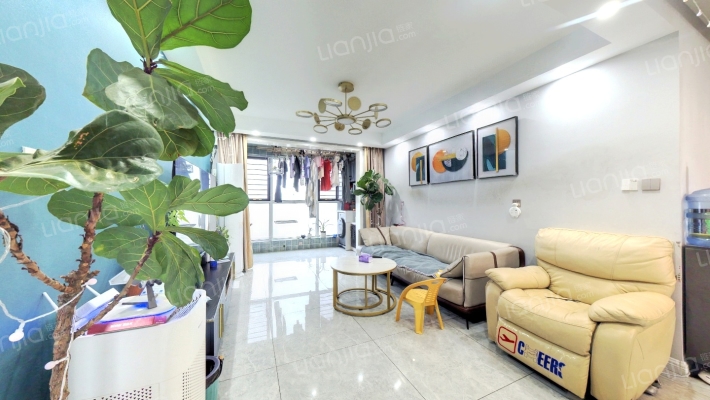 精装三居，户型方正大阳台，采光视野好-客厅