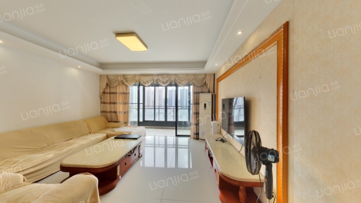 万科缤纷四季南区二手房实景图