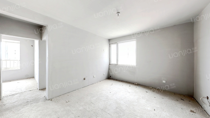 房本满五唯一，毛坯房 ，小区环境好-客厅