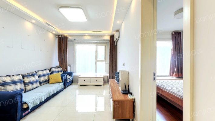 精装修两居，两梯四户，业主诚意出售 房本满二-客厅