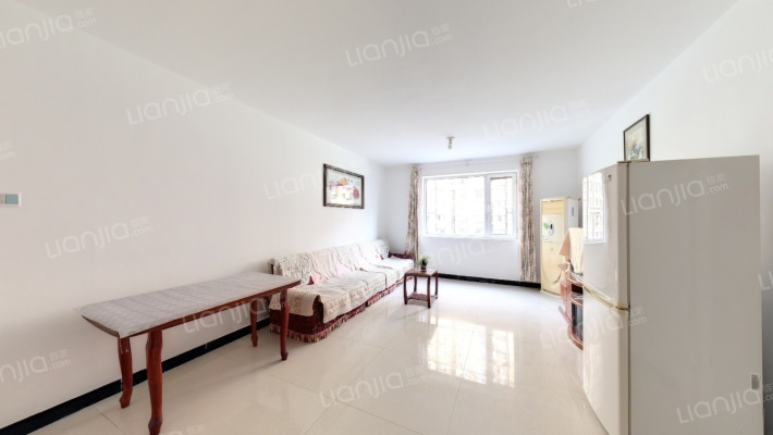 开发区 钻石广场 南北通透 大两居 满二年 随时看房-客厅