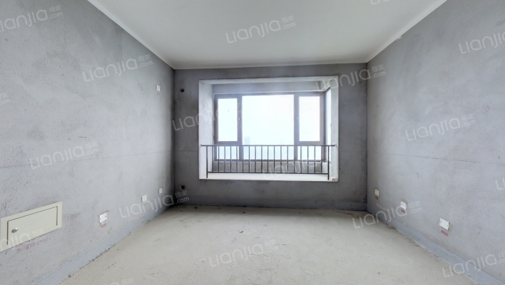 出售天伦湾小区，环境优美，落地窗三居室。-客厅