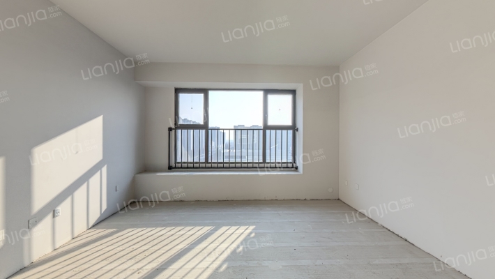 本房是经典的四叶草户型，南北三通透，双明卫，好楼层-客厅