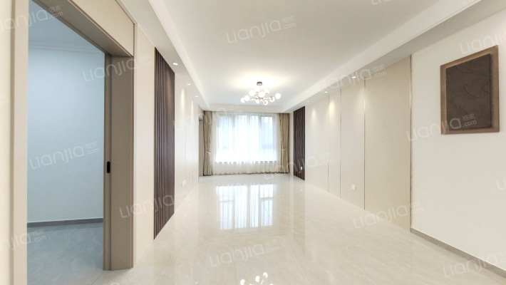 此房南向三居室，好位置，自住硬装-客厅