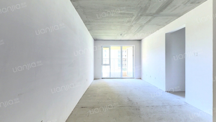 绿化百分之四十，物业管理好，小区远离市区喧闹安静-客厅